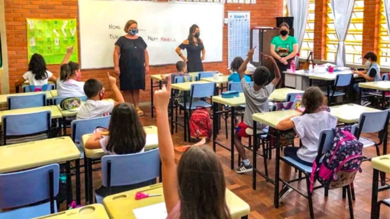 Crianças na sala de aula em Porto Alegre