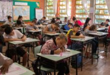 Crianças escrevendo em sala de aula em Porto Alegre