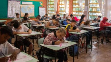 Crianças escrevendo em sala de aula em Porto Alegre