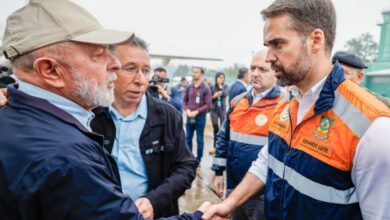 Eduardo Leite e Lula se comprimentam no Rio Grande do Sul