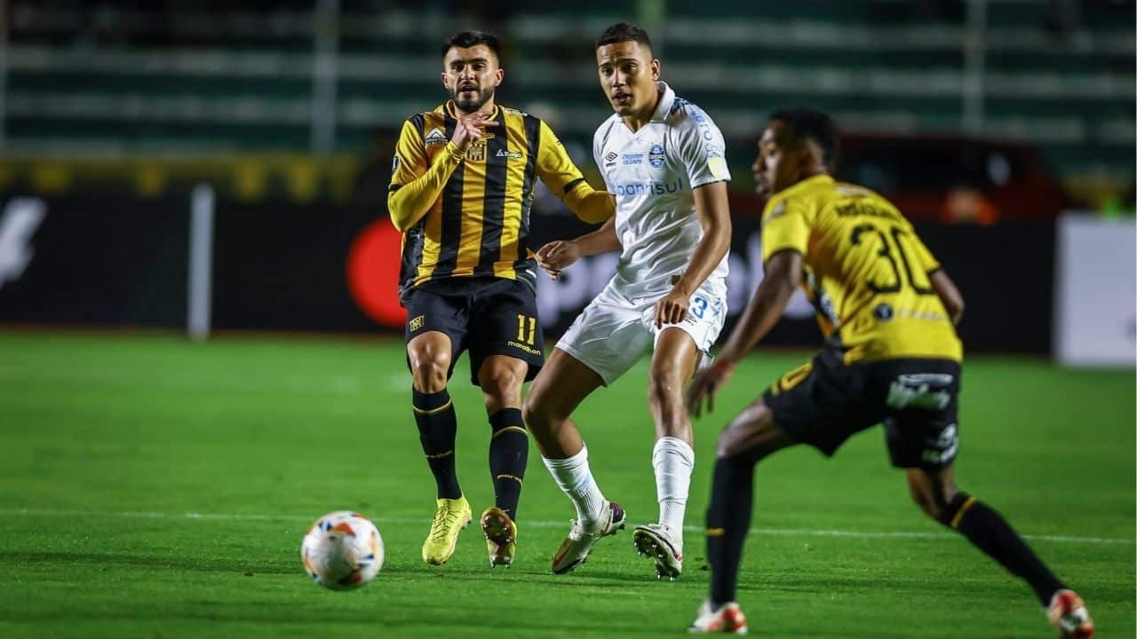 Gustavo Martins em confronto pela Libertadores contra o The Strongest