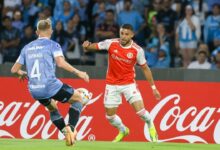 Jogador do Inter de Porto Alegre em partida pela Copa Sul Americana