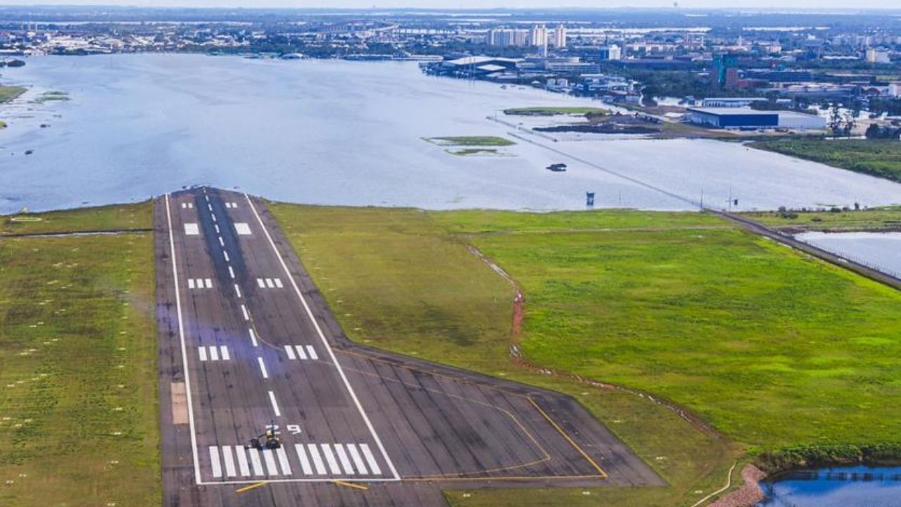 pista do aeroporto salgado filho fraport alagada