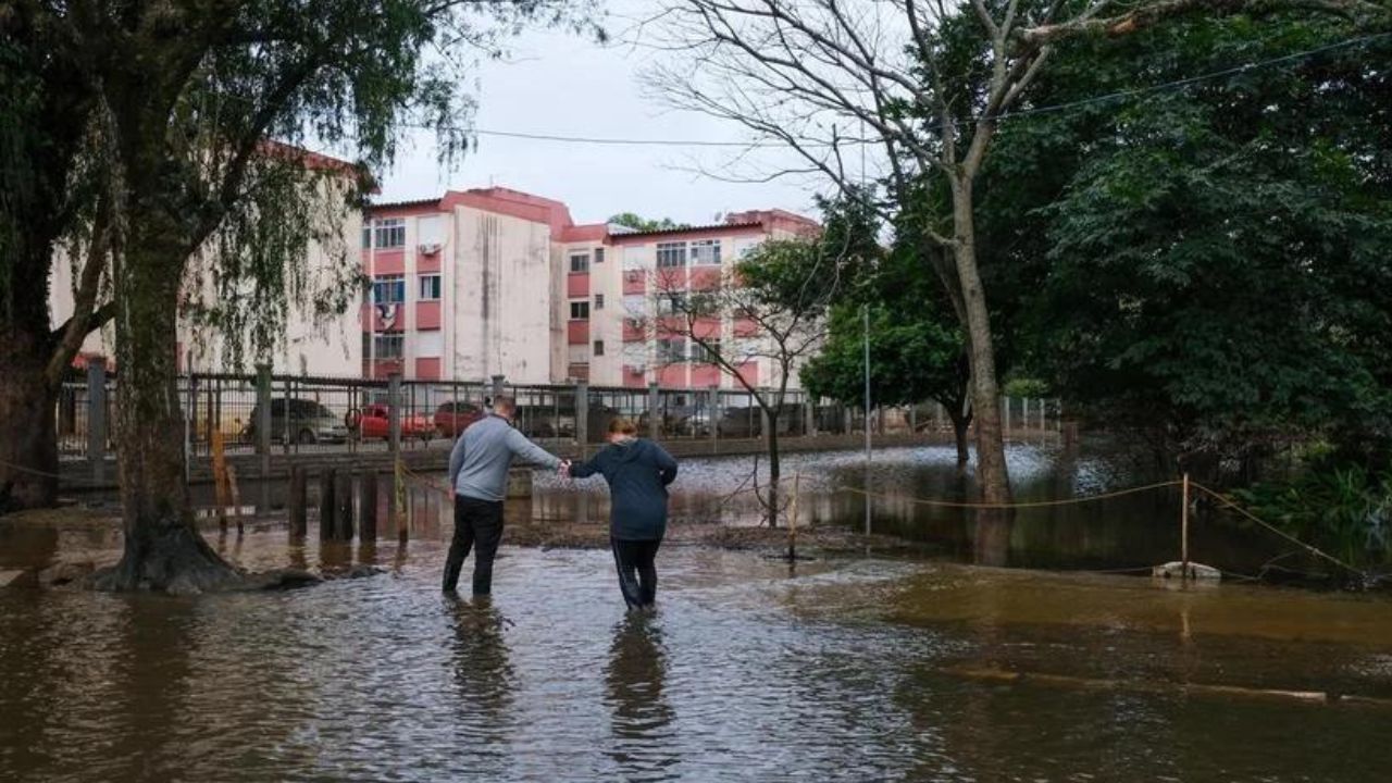 nivel d'agua elevando em bairro de porto alegre humaita