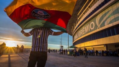 comunidade gremista com bandeira do rs na arena do gremio