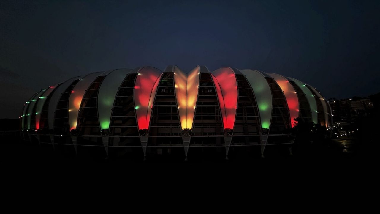 beira rio iluminado com cores do RS