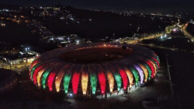 beira rio iluminado com cores do RS