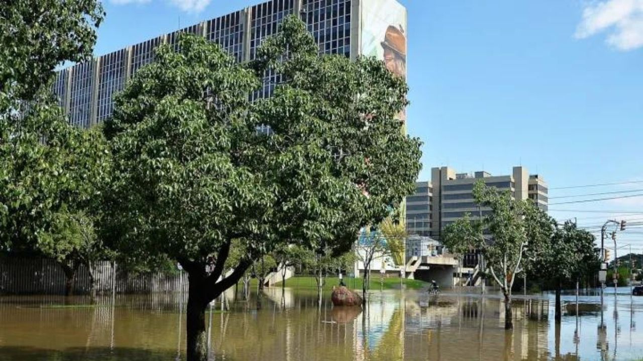 chuvas inundam centro de porto alegre