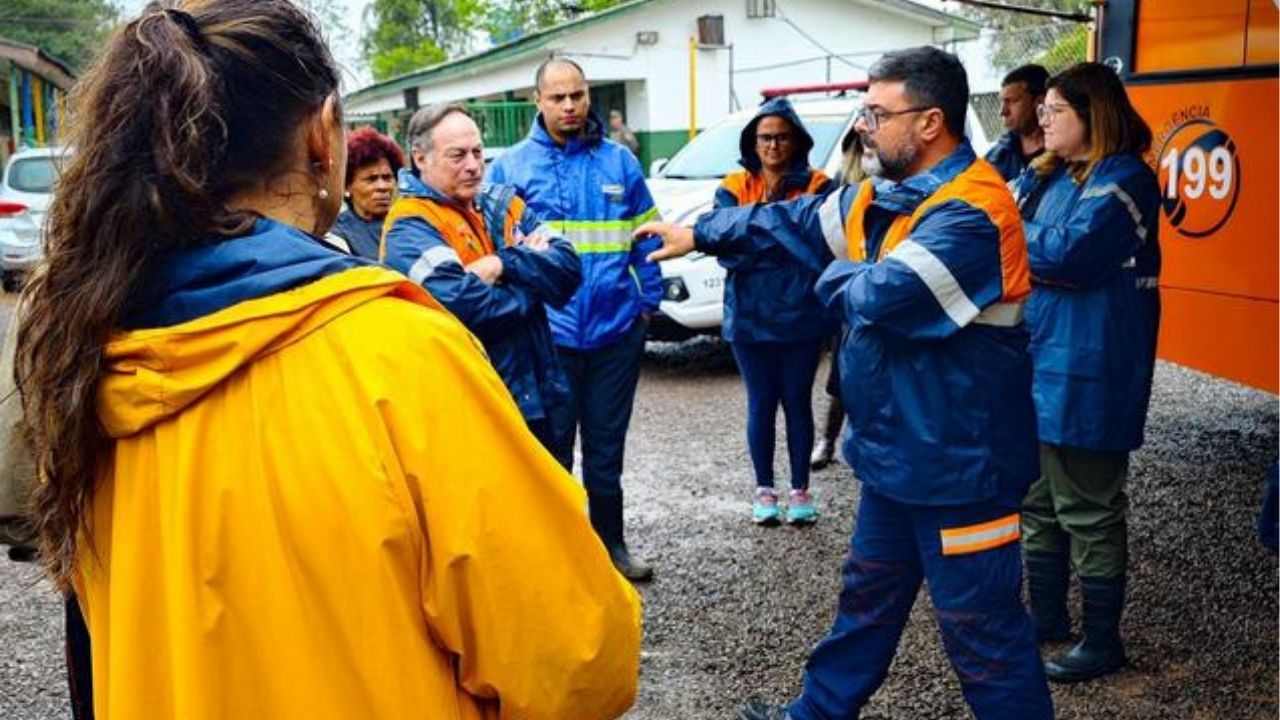 Equipe da defesa civil de porto alegre reunida