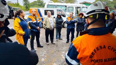 Defesa civil reunida durante enchentes