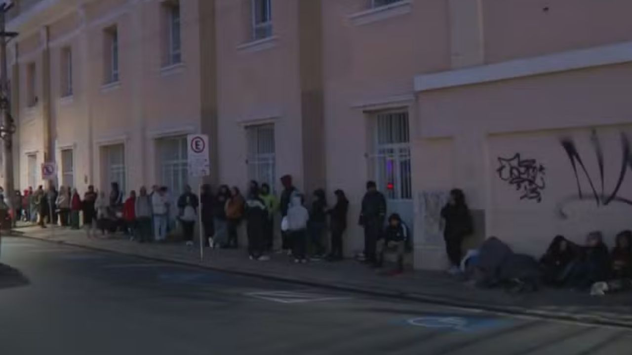 moradores fazem fila na madrugada de porto alegre