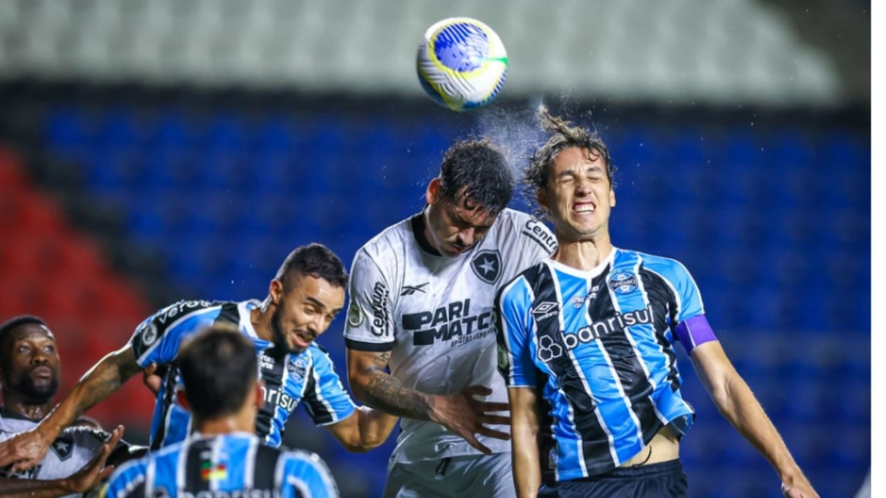 geromel disputa bola em gremio x botafogo