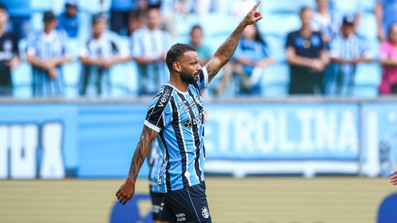 jp galvão comemora gol com camisa do gremio