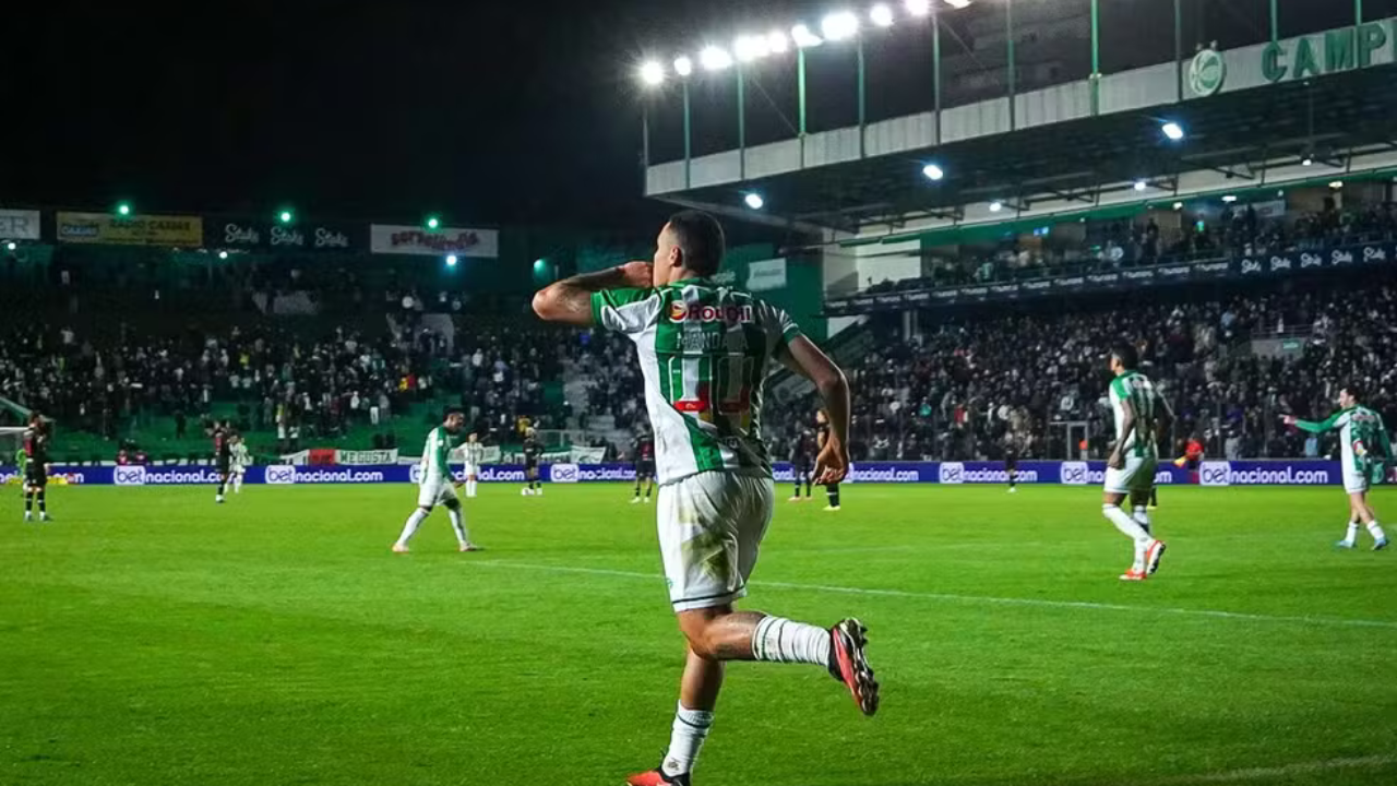 mandaca festeja gol da vitoria do juventude