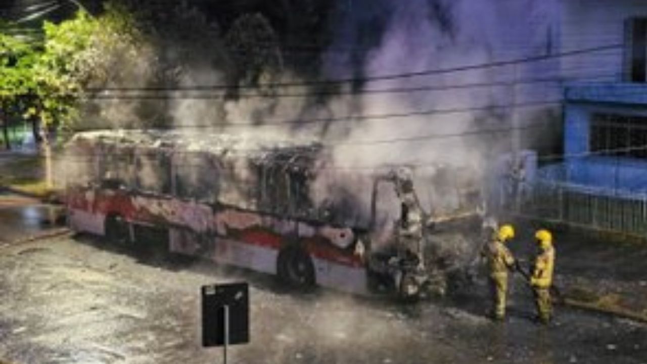 onibus pega fogo em bairro de poa