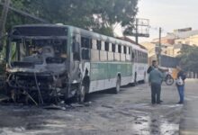 Onibus prende fogo em bairro de porto alegre