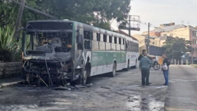 Onibus prende fogo em bairro de porto alegre