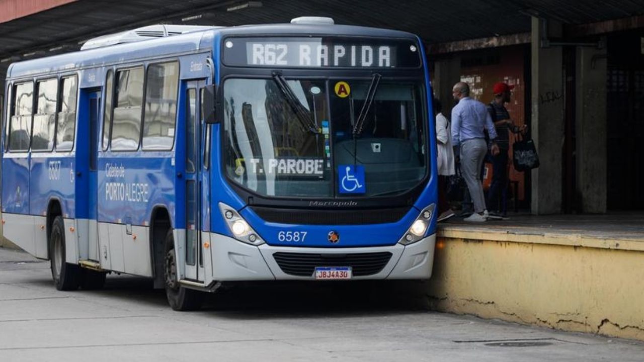 onibus em terminal parobe