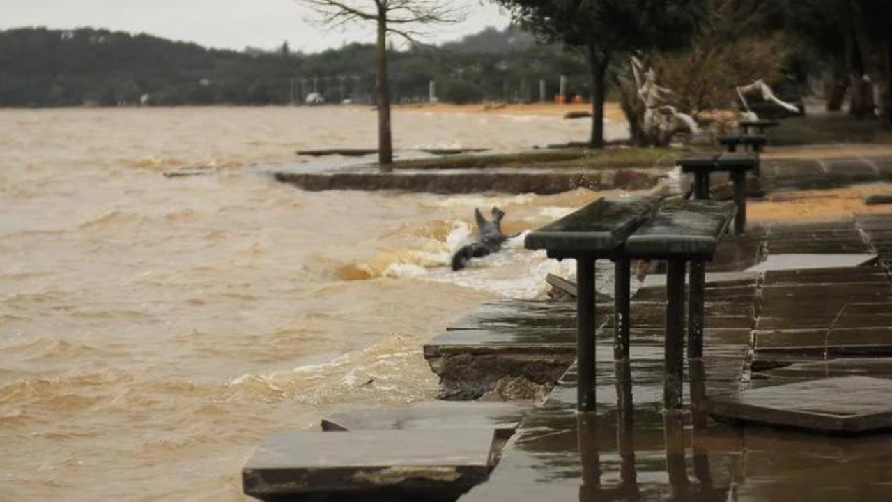 enchentes mantem agua em nivel alto em ipanema