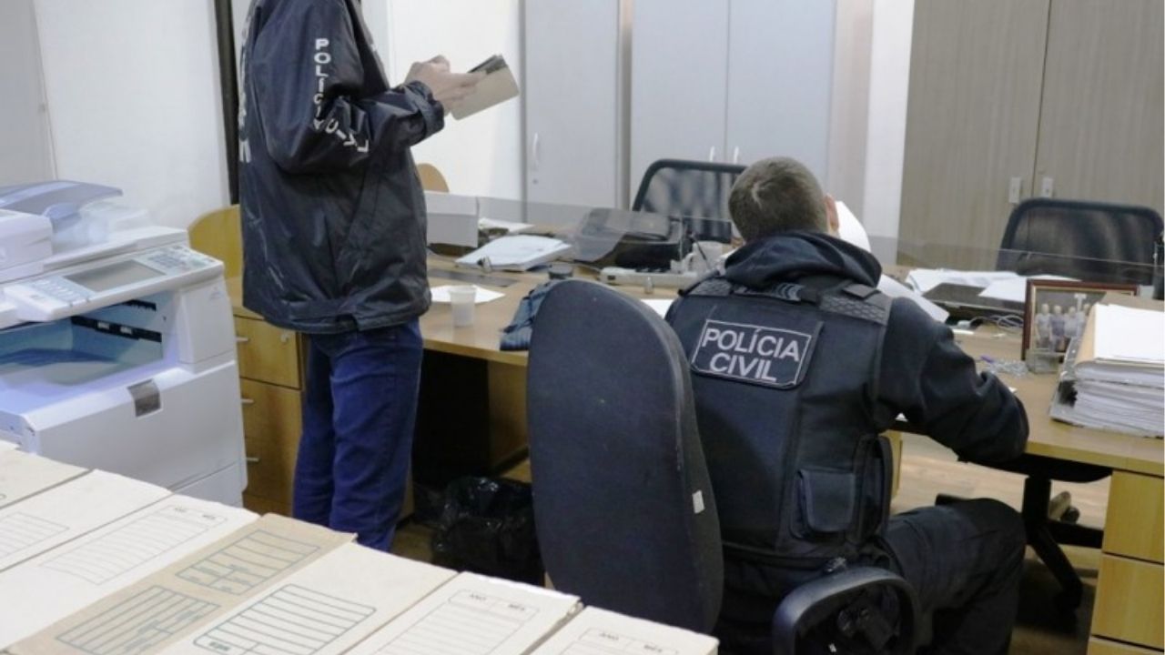 Policiais civis em seu gabinete em porto alegre