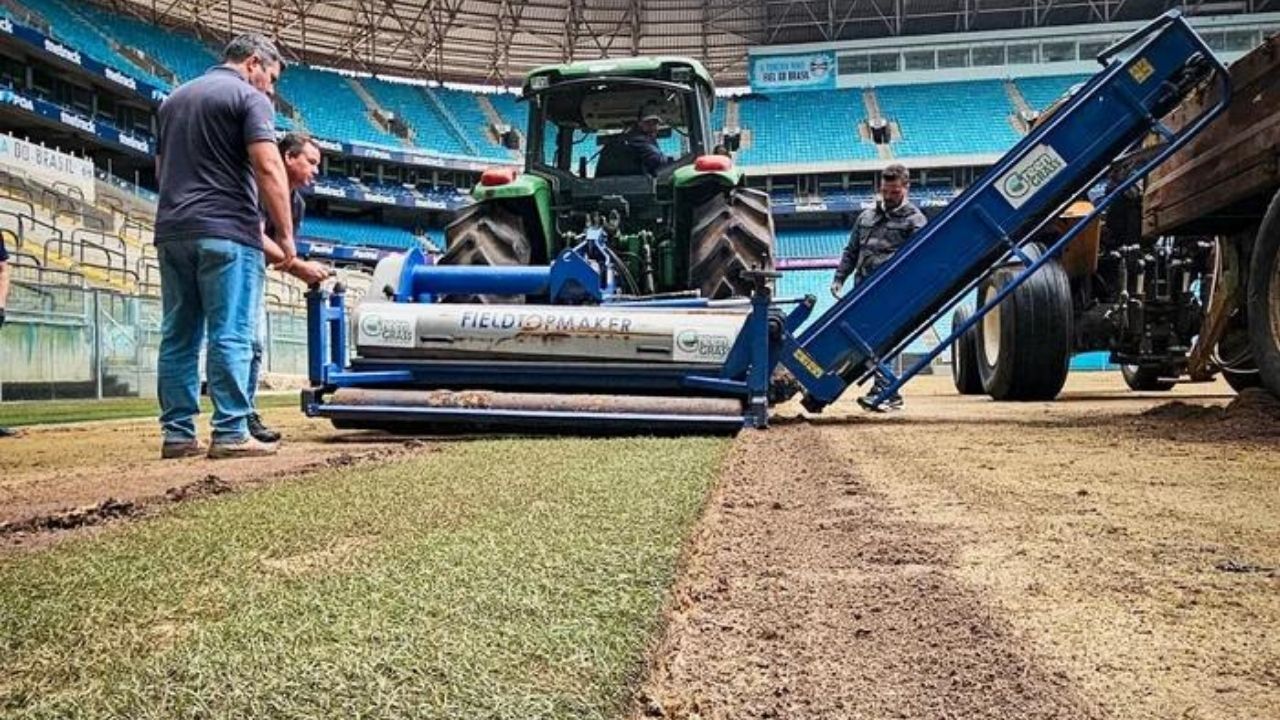 troca do gramado da arena do gremio