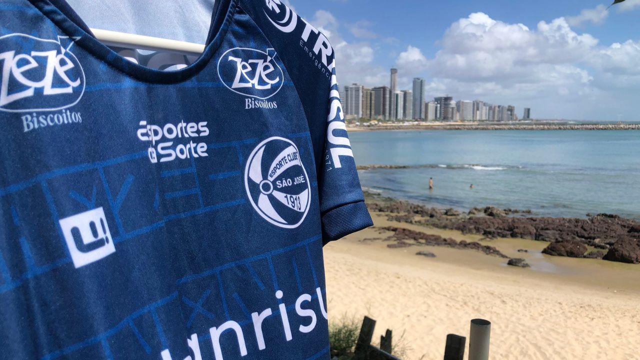 Camisa do são josé em praia de fortaleza