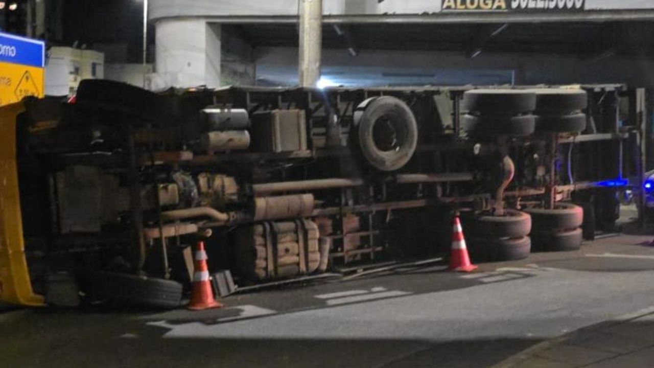 veiculo capotado em porto alegre