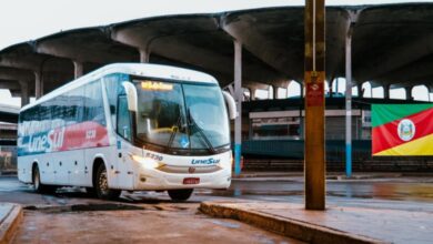 onibus parte em viagem na rodoviaria