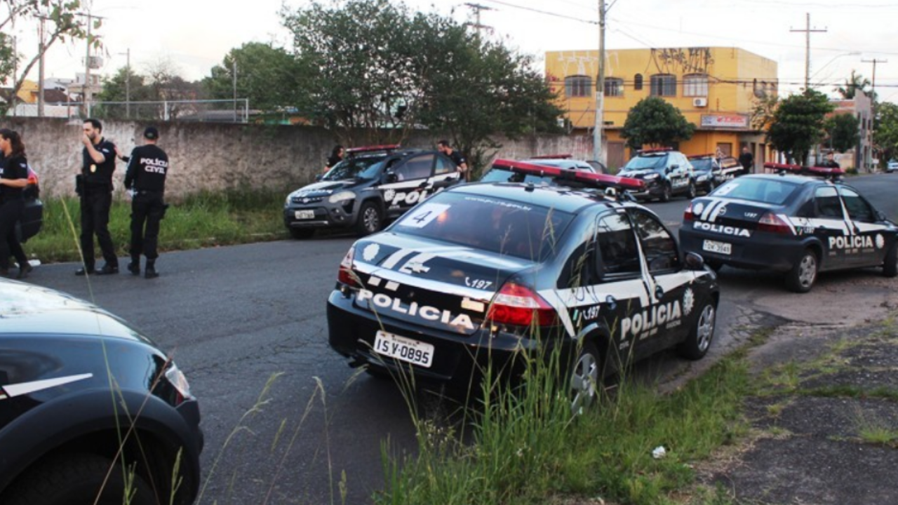 viaturas da policia civil em caso de jovem atropelado que morreu