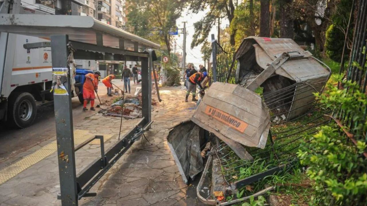 Carro causa colisão curiosa com parada de ônibus em Porto Alegre