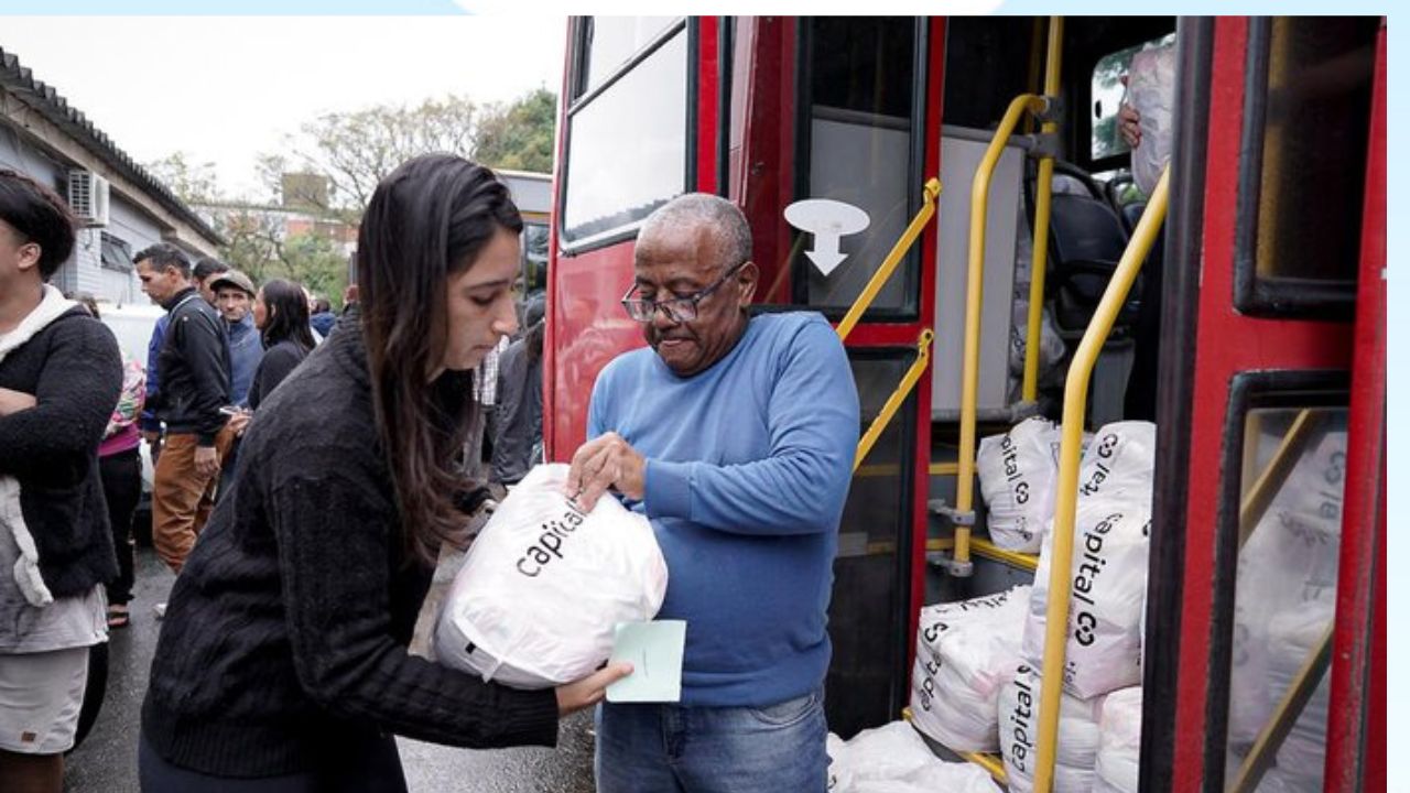 Prefeitura de Porto Alegre realiza entrega de kits para vítimas das enchentes