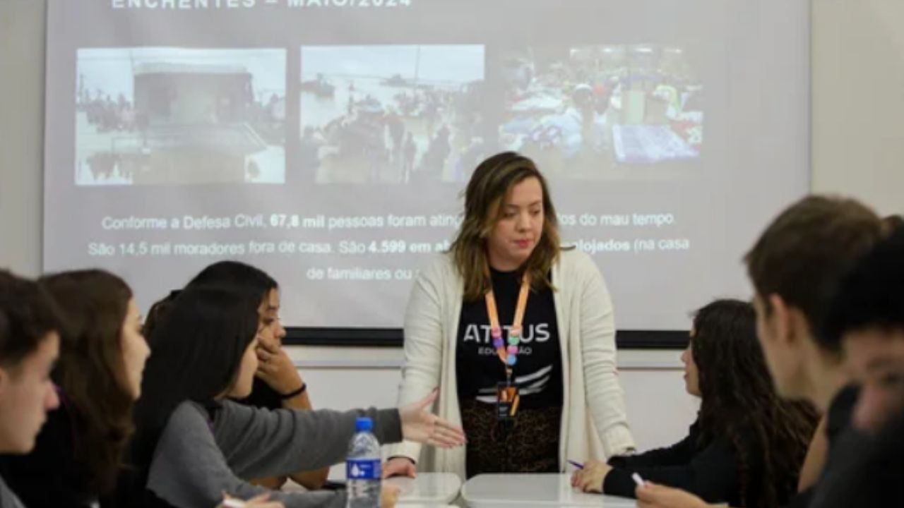 estudantes reunidos para soluções enchentes porto alegre