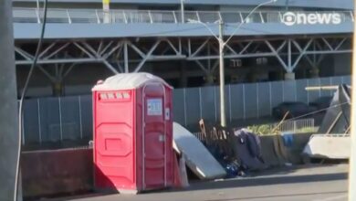 famílias que seguem acampadas às margens da estrada em Porto Alegre