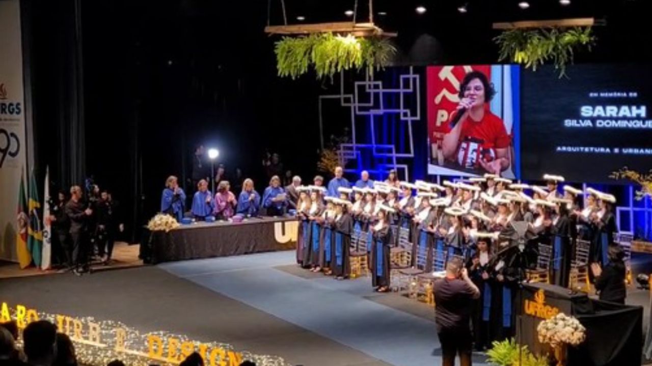 Mãe recebe diploma de filha morta a tiros em Porto Alegre