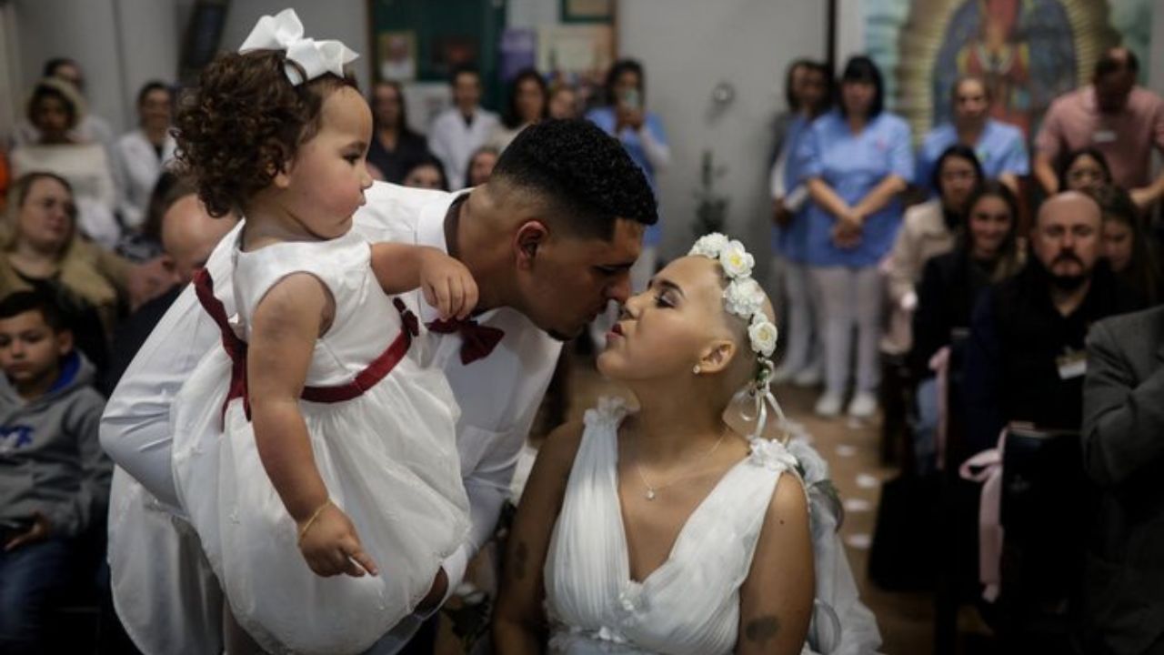 Jovem que se casou sob cuidados paliativos morre em Porto Alegre