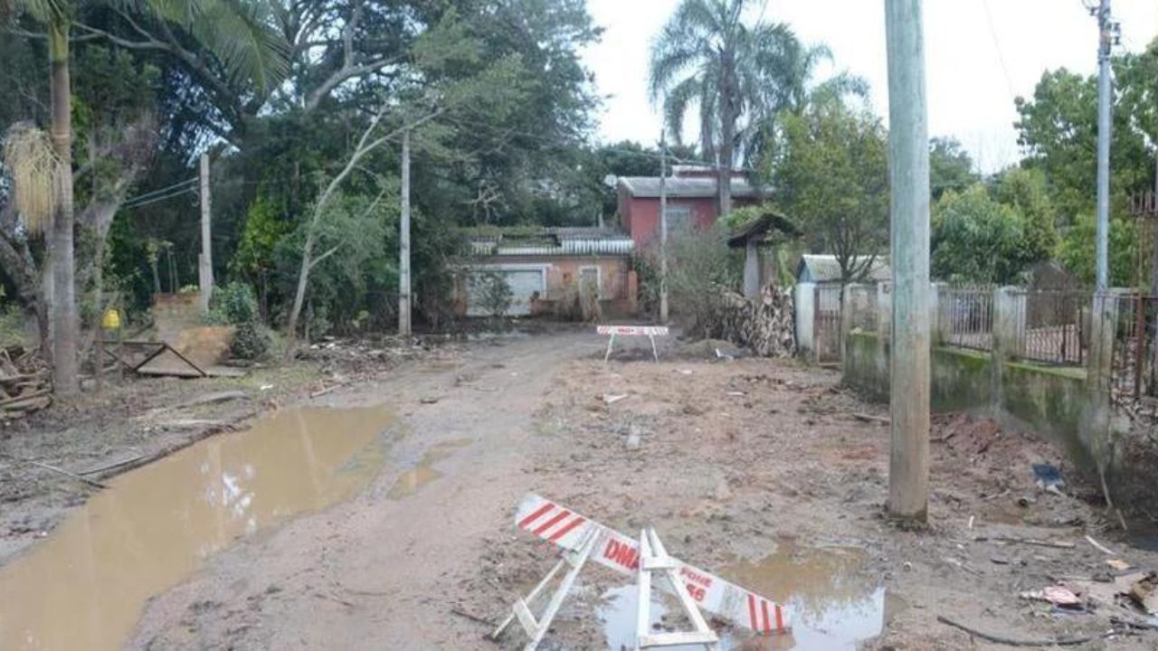 Prefeitura promove multirão pela reconstrução de vias no Lami em Porto Alegre