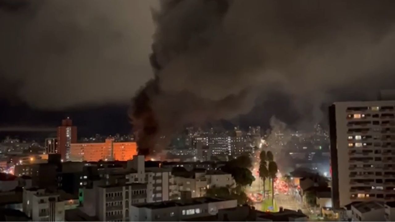 fumaça de incendio em onibus