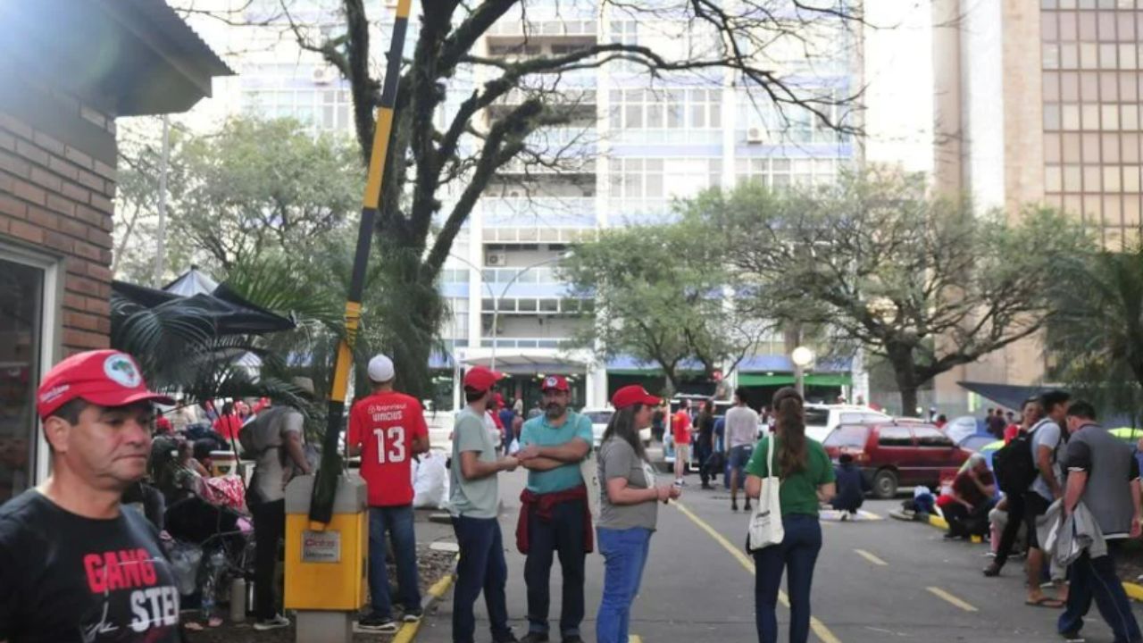 Manifestantes do MST invadem Porto Alegre e ocupam prédio do Incra