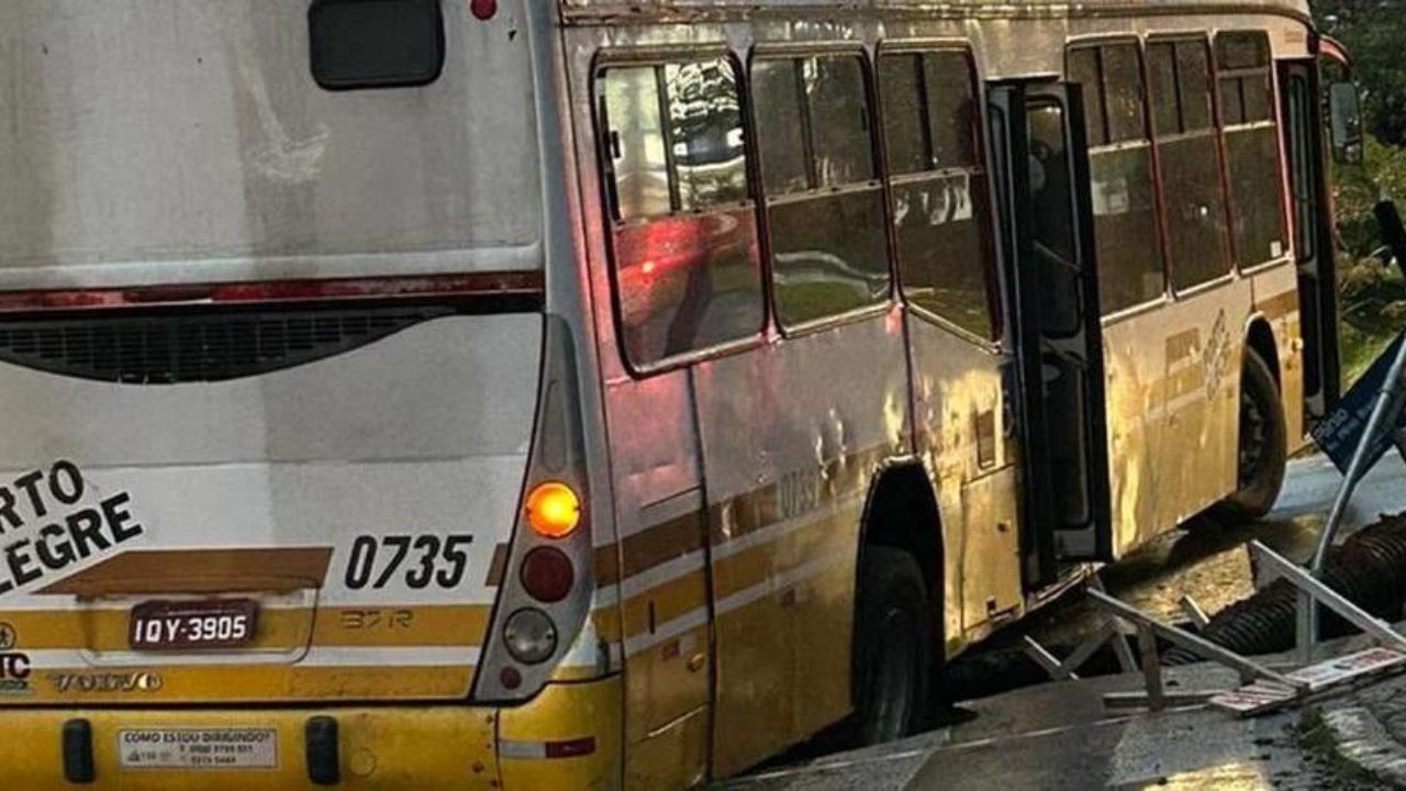 Ônibus sofre queda absurda na Zona Norte de Porto Alegre