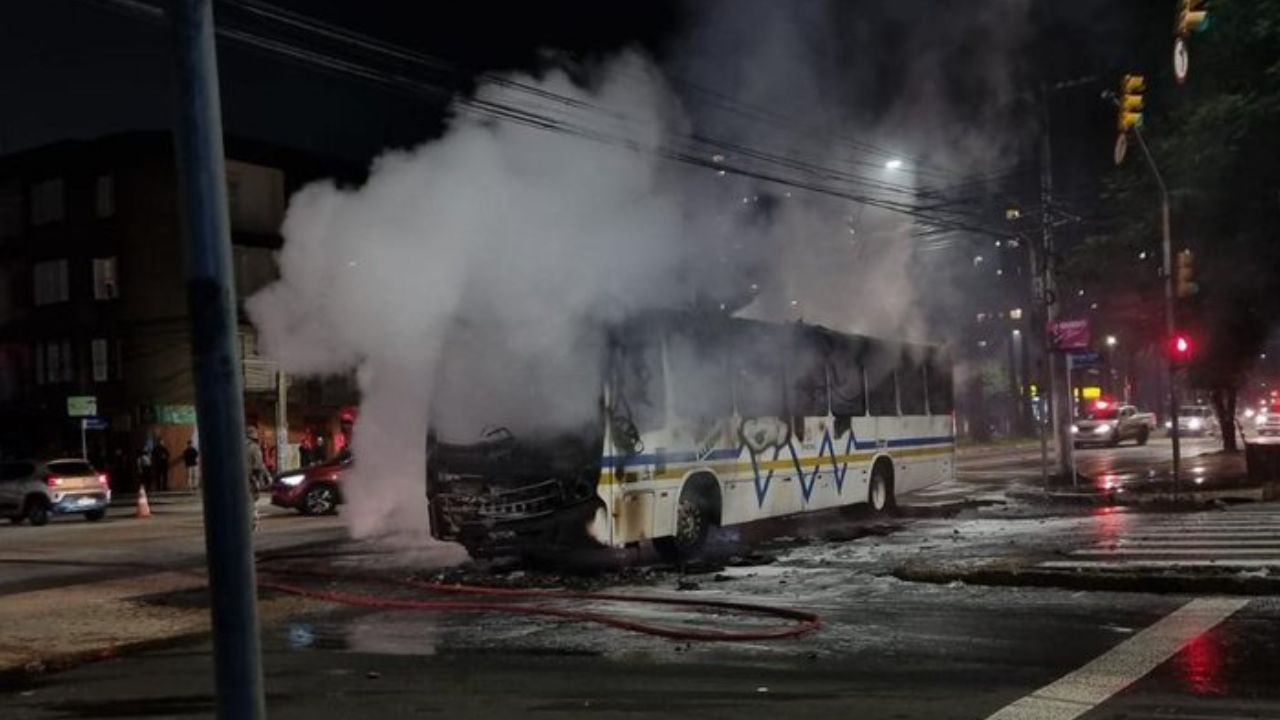 onibus incendiado em protesto porto alegre