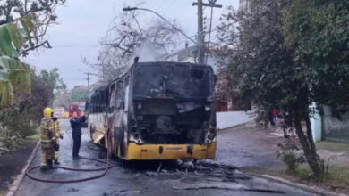 Incêndio destrói ônibus