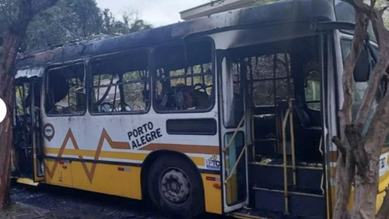 Incêndio destrói ônibus