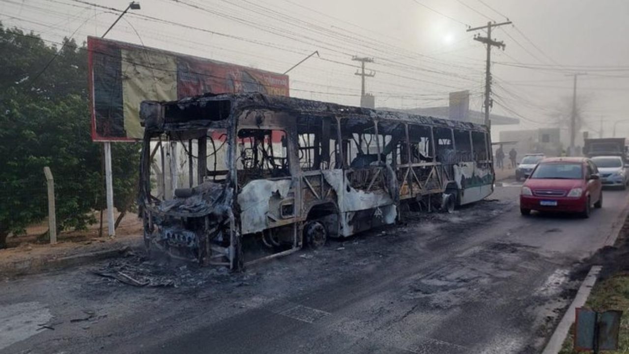 Ônibus pega fogo na Lomba do Pinheiro em Porto Alegre e assusta moradores