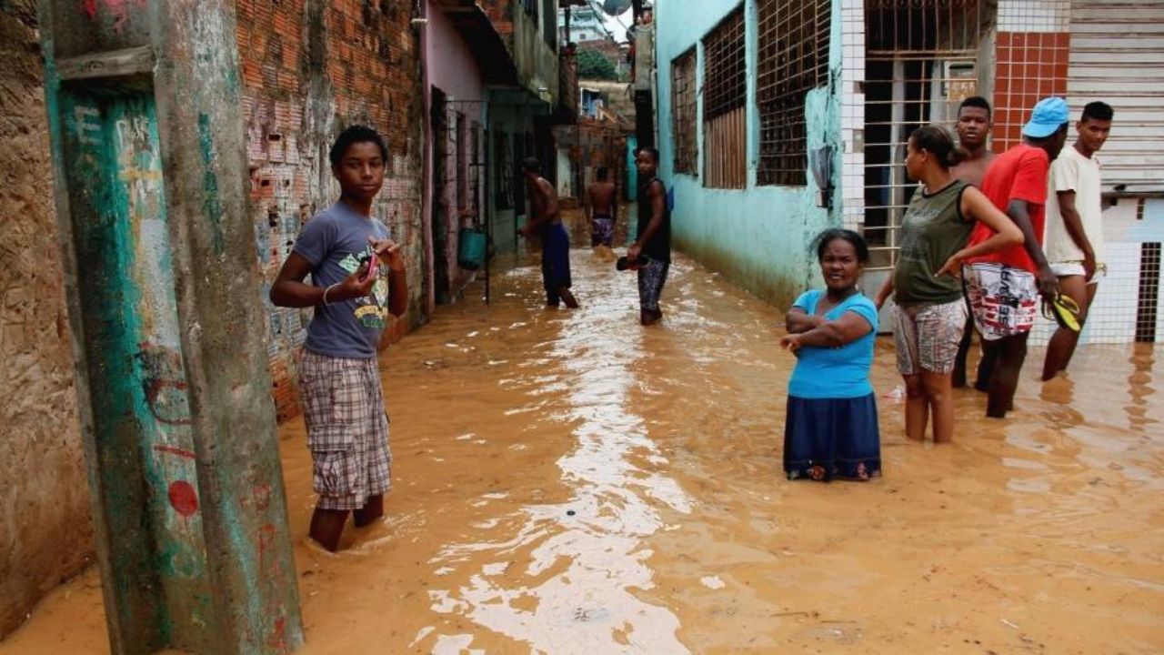 moradores durante enchentes