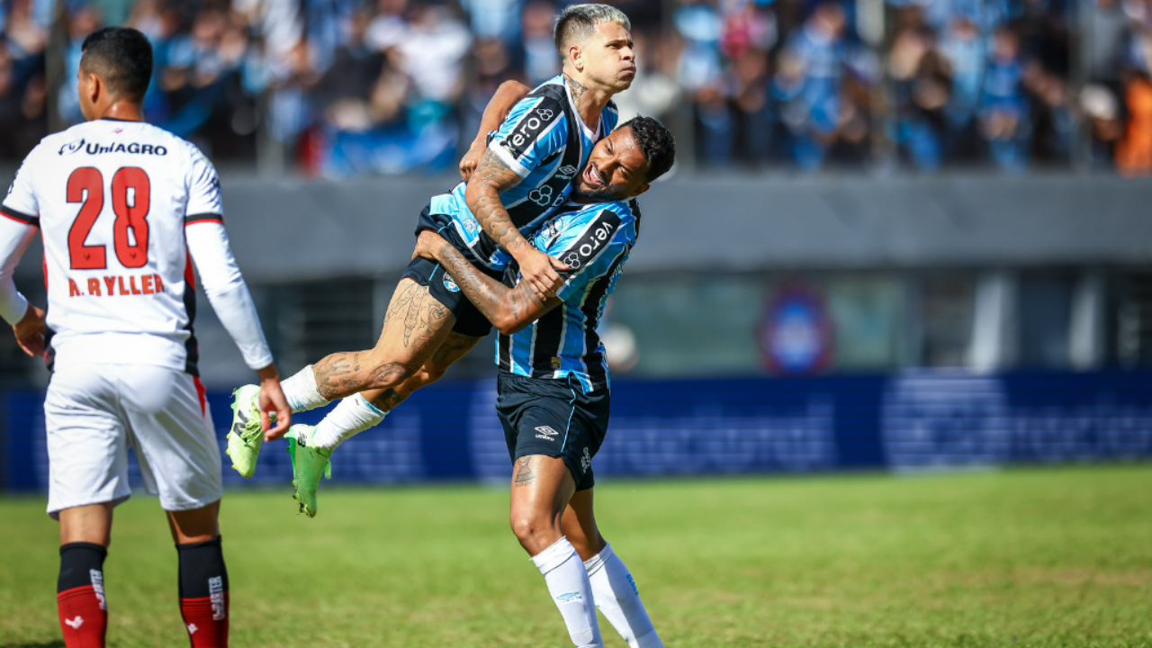 Reinaldo e soteldo comemoram gol do gremio x vitoria