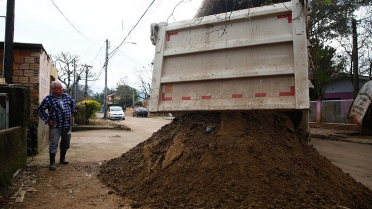 Região das ilhas em Porto Alegre tem multirão para a retirada de toneladas de areia