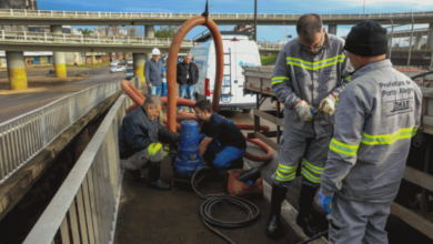 Trecho alagado na Voluntários da Pátria começa processo de drenagem em Porto Alegre / falta de agua