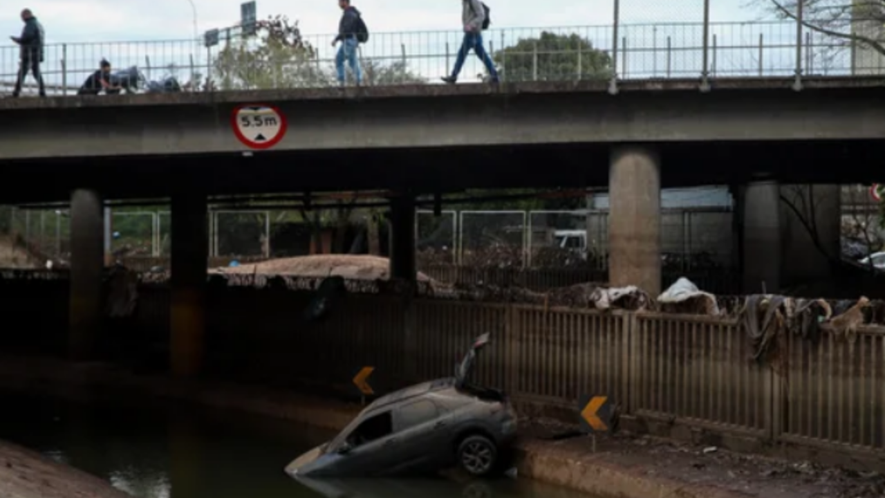 carro submerso porto alegre