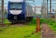 trem em locomoção trensurb região metropolitana