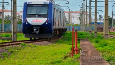 trem em locomoção trensurb região metropolitana